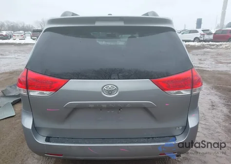 2014 Toyota Sienna Le V6 8 Passenger z USA, uszkodzony, nr VIN 5TDKK3DC8ES515969